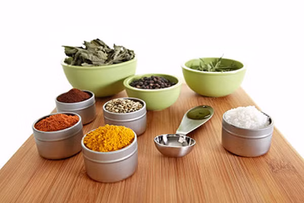 Sử dụng gia vị để nêm nếm hay tạo mùi hương cho món ăn không đơn thuần cứ cho vào là được mà phải canh thời gian đun nấu hợp lý. Bởi có những loại gia vị đun lâu sẽ mất chất, thậm chí còn chuyển thành chất độc. Vậy nên, chị em hãy chú ý những loại sau để nêm nếm cho phù hợp.