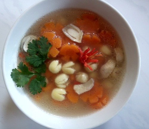 Canh nấm hạt sen - giải nhiệt. Đây là một món chay dễ làm, đậm đà bổ dưỡng khi kết hợp hạt sen và nấm rơm. Món này thích hợp bồi bổ sức khỏe, có tác dụng giải nhiệt. Nguyên liệu món canh dễ kiếm: 100 g hạt sen tươi, 50 g nấm rơm, 1 củ cà rốt, hành ngò, ớt và các loại gia vị.