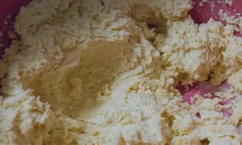 Bước 3: Dùng rây để rây mịn muối, bột nở, bột mì vào trộn đều. Dùng máy tiếp tục đánh cho đến khi hỗn hợp thật nhuyễn.