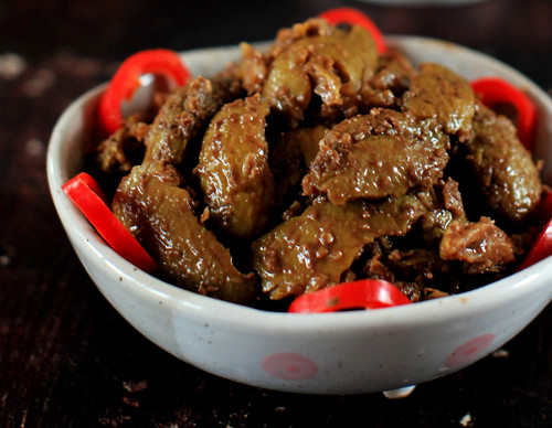 Trám dầm tương. Trám ngâm nước muối qua đêm, tách hạt lấy cùi, dùng chày cối giã dập để miếng trám mềm hơn. Dầm trám với tương bần loại ngon, lượng tương vừa đủ ngấm vì ít tương thì miếng trám khô mà nhiều tương thì lại bị mặn. Món này có thể dự trữ hộp kín, để tủ lạnh, ăn quanh năm.