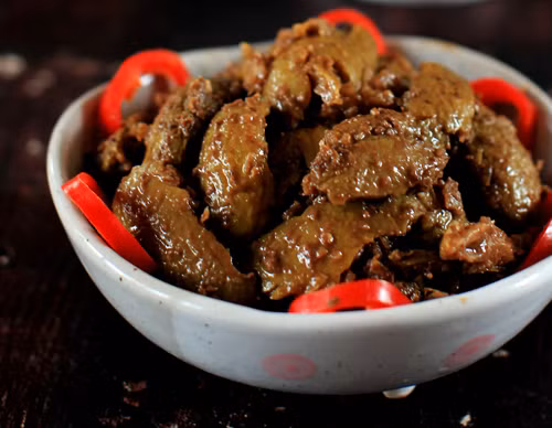 Trám dầm tương. Trám ngâm nước muối qua đêm, tách hạt lấy cùi, dùng chày cối giã dập để miếng trám mềm hơn. Dầm trám với tương bần loại ngon, lượng tương vừa đủ ngấm vì ít tương thì miếng trám khô mà nhiều tương thì lại bị mặn. Món này có thể dự trữ hộp kín, để tủ lạnh, ăn quanh năm.