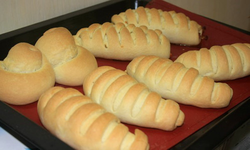 Bánh mỳ nướng. Bánh mì nướng tại lò có vẻ như nhiều chất dinh dưỡng hơn bánh mì đóng gói sẵn. Tuy nhiên, bánh mì nướng lại chứa nhiều hơn 0,4g muối so với bánh mì đóng gói.