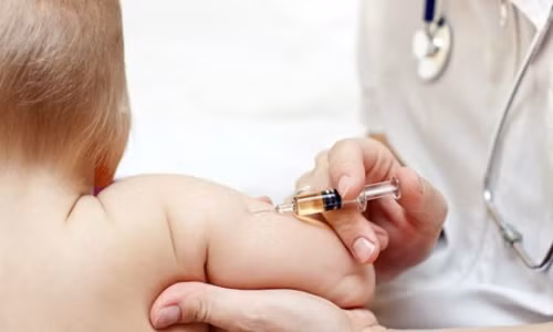 3. Chú ý việc tiêm chủng. Vào mùa thu có thể cho trẻ uống vaccine rotavirus để giảm tỷ lệ mắc bệnh tiêu chảy.