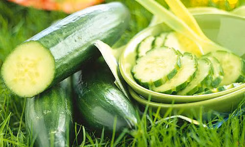 Dưa chuột. Chỉ cần cắt một khoanh dưa chuột đắp lên môi sẽ mang lại hiệu quả mềm mại bất ngờ cho đôi môi.