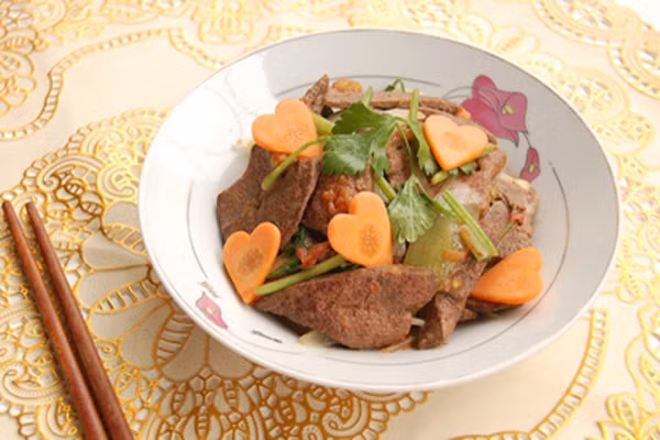 Gan động vật với cà rốt, rau cần. Tuyệt đối không dùng cà rốt, rau cần chung với gan động vật hoặc ăn loại rau, củ này này. Các ion kim loại rất dễ làm cho vitamin C có trong loại rau, củ, quả này bị ôxy hóa và mất hết công hiệu. Ngoài ra loại rau, củ, quả này chứa nhiều chất cellulose và acid oxalic ảnh hưởng tới sự hấp thụ sắt trong cơ thể của trẻ.