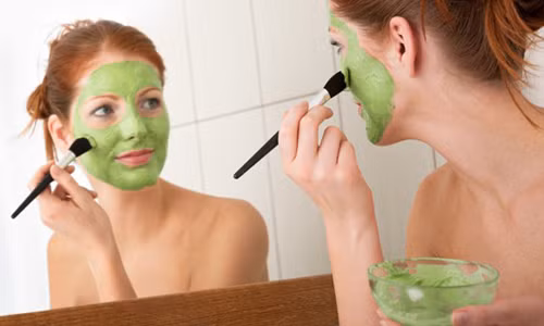 Thứ tư: Vừa đắp mặt nạ vừa làm việc nhà. Có rất nhiều người thích tích kiệm thời gian bằng cách vừa đắp mặt nạ và vừa làm việc nhà. Thực ra, đây là cách làm vô cùng phản khoa học. Làm việc nhà là công việc khiến bạn toát nhiều mồ hôi, và trong khi làm việc, da mặt sẽ bị bắt rất nhiều bụi. Trong khi đó ngược lại thì đắp mặt nạ lại đòi hỏi phải có thời gian thư giãn thoải mái. Chính vì thế mà việc bạn kết hợp hai công việc này lại với nhau là điều không hợp lý. Phương pháp đúng là bạn hãy làm việc nhà trước và trước khi đi ngủ, khi có thời gian thảnh thơi xem ti vi, lúc đó bạn hãy đắp mặt nạ để bổ sung dưỡng chất cho cơ thể cũng như cho làn da của mình. 