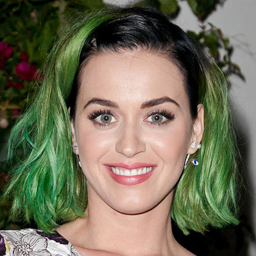 Mái tóc nhuộm nửa xanh, nửa đen của Katy Perry khiến phần đầu của cô trở nên nham nhở, thiếu ăn nhập với gương mặt.