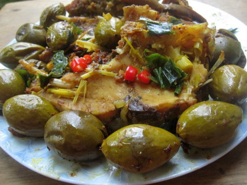 Cá kho trám. Cá kho trám là món ăn phổ biến của nông thôn miền núi phía Bắc. Khi kho, vị chua của trám ngấm vào làm cá mềm nục có vị chua chua, còn có vị ngọt của tương, chất đạm của cá ngấm vào trám làm mất vị chát, giảm vị chua, miếng trám mang lại vị chua ngọt, béo bùi, ăn mãi không chán.