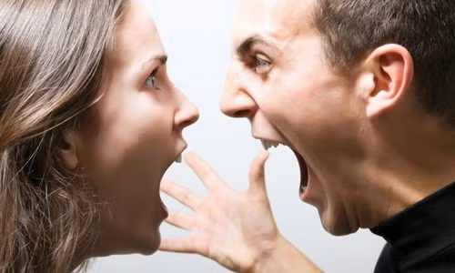 3. Cha mẹ cần phải bình tĩnh. Nếu cha mẹ thường xuyên lớn tiếng cãi nhau hay không giữ bình tĩnh trước mặt trẻ, chúng sẽ bắt chước hành động của chính cha mẹ mình. Bởi vậy, nếu bạn muốn dạy con phải kiềm chế cảm xúc thì tốt nhất là hãy lấy mình ra làm gương. Trẻ sẽ nhận ra rằng, mình nên hoc theo bố mẹ và không thể hiện cảm xúc một cách quá đáng khi cáu giận.