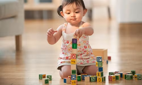 3. Trò chơi cảm ứng. Những trò chơi cảm ứng rất quan trọng vì nó giúp bé cảm nhận được thế giới bên ngoài. Thông qua đó, bé sẽ nhận thức được màu săc, độ mềm, mịn của vật. Ngoài ra, trẻ còn có thể có các khái niệm trìu tượng một cách chính xác theo chính cảm nhận của trẻ.