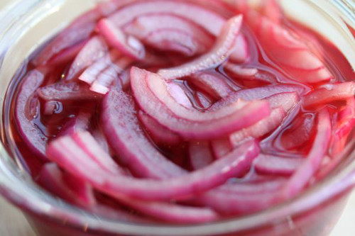 Đắp hành. Theo kinh nghiệm dân gian, bằm nhuyễn hành và đắp vào vết chai sần sẽ làm cho vùng này mềm hơn, vết da chai sẽ bong tróc. Đắp hành vào rồi lấy vải sạch, hoặc băng y tế băng lại vào buổi tối.