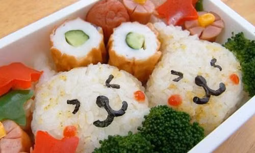 Mỗi hộp cơm Bento là cả một thế giới sinh động để bé thỏa sức "khám phá".