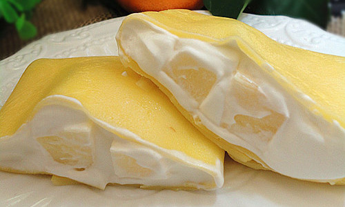 Bước 11: Sau khi gói xong bạn cho bánh vào ngăn mát tủ lạnh, khi nào ăn bạn mang ra và thưởng thức nhé!