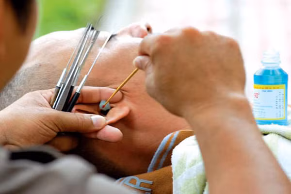 Lấy ráy tai. Ngoáy tai là thói quen phổ biến, tuy nhiên, nếu dụng cụ lấy ráy tai không an toàn và làm không đúng cách có thể gây hại cho thính giác. Nhiều người có xu hướng lấy tăm, chìa khóa xe, vật nhọn hay thậm chí dùng móng tay chọc ngoáy vào tai khi ngứa mà không biết rằng, sâu trong tai có các xương rất nhỏ, nếu bạn làm không cẩn thận, có thể mất vĩnh viễn khả năng nghe hoặc mất cân bằng âm thanh.