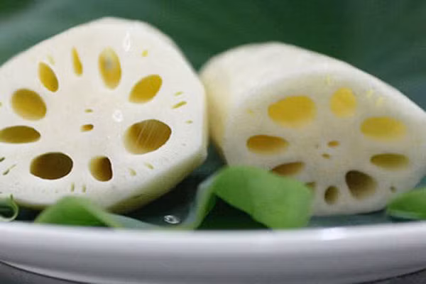 Củ sen cầm máu, thiếu máu. Sử dụng nước ép củ sen để ngăn chảy máu trong thực quản, ruột, dạ dày, đại tràng và chảy máu mũi. Nước ép củ sen hay canh củ sen cũng là phương pháp tuyệt vời tái tạo máu ở phụ nữ khi bị rong kinh hoặc ra máu nhiều khi hành kinh. Phụ nữ nên dùng nước ép hoặc canh củ sen 3 ngày liên tục sau ngày kinh nguyệt.