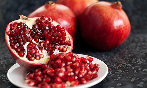 Quả lựu. Nghiền nát hạt lựu rồi lọc qua một lần vải để lấy nước cốt thoa lên môi ngày 1-2 lần. Hoặc có thể trộn nước cốt lựu với nước cốt ép từ cà rốt và củ cải đường.Trong trái lựu cũng có chứa rất nhiều dưỡng chất nuôi dưỡng làn da mỏng manh như da môi.