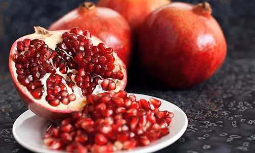 Quả lựu. Nghiền nát hạt lựu rồi lọc qua một lần vải để lấy nước cốt thoa lên môi ngày 1-2 lần. Hoặc có thể trộn nước cốt lựu với nước cốt ép từ cà rốt và củ cải đường.Trong trái lựu cũng có chứa rất nhiều dưỡng chất nuôi dưỡng làn da mỏng manh như da môi.