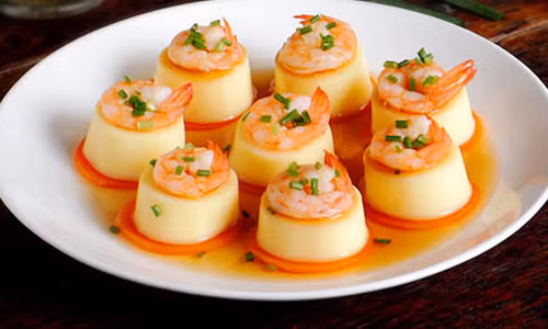 1. Đĩa tròn. Đa phần các gia đình đều sử dụng đĩa tròn để trình bày món ăn. Đây là loại đĩa có cách trình bày đơn giản và đa dạng nhất. Bạn có thể dùng cách tập trung trang trí nơi góc đĩa, hoặc cũng có thể xếp đồ ăn xung quanh đĩa. Cách trang trí này làm nổi bật món ăn chính nằm ở giữa đĩa.