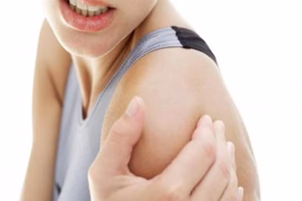 Các khớp bị viêm thường thiếu phần sụn để đệm, thay vào đó là lớp dịch nhầy bao quanh, bởi vậy, chúng cảm nhận được sự thay đổi áp suất khí quyển mạnh mẽ hơn những khớp khỏe. Bên cạnh đó, hoạt động của các mạch máu vào thời tiết lạnh cũng góp phần làm các mạch máu giãn nở khiến các khối cơ, khớp căng ra và cứng lại, khiến cơn đau nhức nhối hơn.