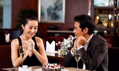 Nếu để ý, bạn sẽ thấy phụ nữ ngoại tình thường đưa tình nhân về nhà ngay trên chiếc giường của hai vợ chồng. Còn đàn ông thì thường hẹn hò với tình nhân ở nhà nghỉ hoặc khách sạn, bất cứ nơi nào miễn là không phải ở nhà