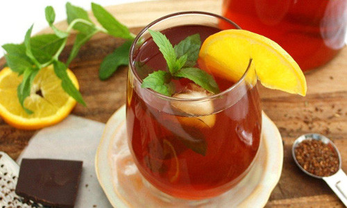 Trà Rooibos Nam Phi. Rooibos là loại trà thảo dược có nguồn gốc từ Nam Phi. Đặc điểm nổi bật của loại trà này là không được làm từ cây trà như các loại trà thông thường khác mà được làm từ cây rooibos, một loại cây thảo dược chỉ mọc ở Nam Phi. Trà được những người hay bị mất ưa chuộng vì trà này không hề có caffeine. Khi được pha bằng nước sôi, trà rooibos sẽ cho ra một tách trà màu đỏ sẫm rất đẹp, hơi có vị thơm của trái cây và ngọt nhẹ.