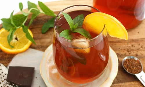 Trà Rooibos Nam Phi. Rooibos là loại trà thảo dược có nguồn gốc từ Nam Phi. Đặc điểm nổi bật của loại trà này là không được làm từ cây trà như các loại trà thông thường khác mà được làm từ cây rooibos, một loại cây thảo dược chỉ mọc ở Nam Phi. Trà được những người hay bị mất ưa chuộng vì trà này không hề có caffeine. Khi được pha bằng nước sôi, trà rooibos sẽ cho ra một tách trà màu đỏ sẫm rất đẹp, hơi có vị thơm của trái cây và ngọt nhẹ.