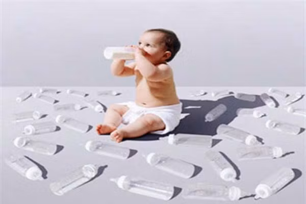 Hơn nữa, tùy từng độ tuổi mà nhu cầu về sữa của bé cũng khác nhau. Nếu như cứ “chung thủy” mãi với một sản phẩm nào đó, mẹ lại bỏ qua loại sữa phù hợp nhất cho bé.