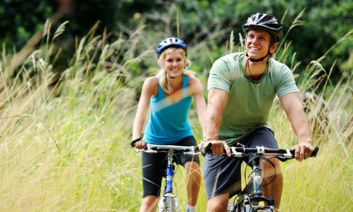 2. Đi xe đạp. Nam giới khi rèn luyện sức khỏe, việc đi xe đạp đường dài thường là sự lựa chọn đầu tiên. Nhưng bạn đừng cho rằng mình càng tập luyện như vậy thì cơ thể càng khỏe mạnh vì việc tập luyện trong một thời gian dài sẽ gây ảnh hưởng tới dương vật làm suy giảm chức năng sinh sản của đàn ông. Vấn đề chính là nằm ở chiếc yên của xe đạp, chiếc yên này rất cứng và nhọn ở đầu phía trước. Đàn ông khi đi xe đạp thường không chú ý tới việc này và vô tình đã gây ảnh hưởng tới bộ phận sinh sản.