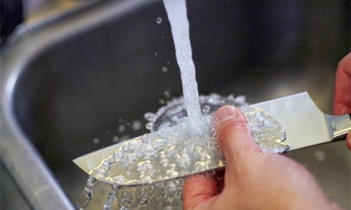 Làm sạch dao. Dùng nước ấm và nước rửa bát để rửa dao. Bạn cũng nên rửa cả phần chuôi để dao không bị trơn trượt khi cầm. Sau khi rửa hãy dùng giẻ hoặc khăn giấy lau khô dao. Nên cho vào vỏ bọc ( nếu có) để tăng tuổi thọ của dao.