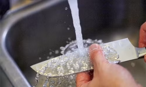 Làm sạch dao. Dùng nước ấm và nước rửa bát để rửa dao. Bạn cũng nên rửa cả phần chuôi để dao không bị trơn trượt khi cầm. Sau khi rửa hãy dùng giẻ hoặc khăn giấy lau khô dao. Nên cho vào vỏ bọc ( nếu có) để tăng tuổi thọ của dao.