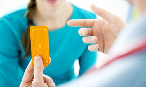 5. Sử dụng thuốc tránh thai. Trong thuốc tránh thai có chứa nhiều chất không có lợi cho tóc của bạn. Sử dụng thuốc tránh thai thường xuyên sẽ làm cho tóc không còn bóng đẹp và tăng tốc độ gãy rụng nhanh.