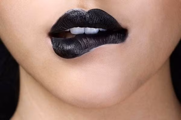 Môi thâm. Rất có thể bạn đang mặc bệnh về gan, thận, và túi mật. Đôi môi ngả màu tím biểu lộ dấu hiệu bệnh về tim. Nếu góc môi có màu tím hơn, rất có thể bạn đang mắc phải bệnh dạ dày.