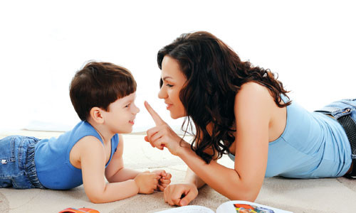 4. Lắng nghe con nói. Lắng nghe dường như luôn có tác dụng rất tốt với trẻ con. Nếu trẻ cảm thấy rằng mình đang có người để chia sẻ, trẻ sẽ không còn cáu giận vô cớ nữa. Người lớn nên chịu khó tâm sự với con mình và giúp con giải tỏa những khúc mắc cá nhân và hóa giải mọi chuyện. Đây là cách tốt nhất để dậy trẻ học cách điều hòa cảm xúc của bản thân.