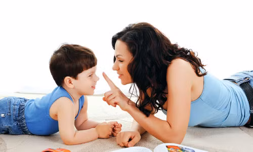 4. Lắng nghe con nói. Lắng nghe dường như luôn có tác dụng rất tốt với trẻ con. Nếu trẻ cảm thấy rằng mình đang có người để chia sẻ, trẻ sẽ không còn cáu giận vô cớ nữa. Người lớn nên chịu khó tâm sự với con mình và giúp con giải tỏa những khúc mắc cá nhân và hóa giải mọi chuyện. Đây là cách tốt nhất để dậy trẻ học cách điều hòa cảm xúc của bản thân.