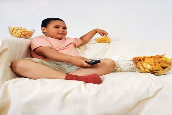 Hạn chế vừa ăn vừa xem ti vi. Nghiên cứu chỉ ra rằng, những đứa trẻ ít xem ti vi có thể giảm béo nhanh hơn vì hoạt động tay chân nhiều, thậm chí có thể nhanh nhẹn hơn. Hơn nữa, khi bé vừa ăn vừa xem, thường rất khó để kiểm soát bé ăn bao nhiêu, chưa kể đến thời gian bữa ăn kéo dài khiến cho đồ ăn không còn ngon miệng.