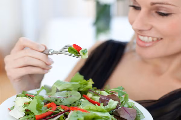 4. Bổ sung chế độ dinh dưỡng thông minh. Chế độ ăn lành mạnh và cân bằng gồm nhiều ngũ cốc nguyên cám, protein nạc, ít chất béo và ngọt sẽ rất có lợi cho trí não của bạn. Nên ăn nhiều trái cây và hoa quả. Đây là những loại thức ăn chứa nhiều chất chống oxy hóa để bảo vệ tế bào não. Hạn chế chất béo và tránh ăn khuya.