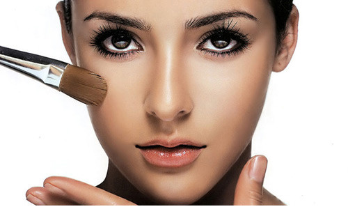 6. Trang điểm. Nếu bạn cảm thấy việc tập luyện quá vất vả hoặc không đủ kiên nhẫn để chờ đợi hiệu quả của các phương pháp trên, bạn có thể sử dụng phương pháp trang điểm. Cách trang điểm như sau: - Mắt: kẻ lông mày thành một đường vòng cung mảnh, dài, dùng màu cà phê cho mí mắt, hơi kéo dài về phía đuôi mắt một chút. Mũi: vẽ đường sống mũi thật thẳng; - Môi: đánh môi trên sáng hơi môi dưới một chút, môi dưới nên đánh mờ.