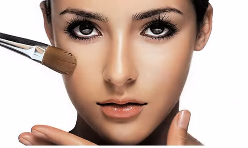 6. Trang điểm. Nếu bạn cảm thấy việc tập luyện quá vất vả hoặc không đủ kiên nhẫn để chờ đợi hiệu quả của các phương pháp trên, bạn có thể sử dụng phương pháp trang điểm. Cách trang điểm như sau: - Mắt: kẻ lông mày thành một đường vòng cung mảnh, dài, dùng màu cà phê cho mí mắt, hơi kéo dài về phía đuôi mắt một chút. Mũi: vẽ đường sống mũi thật thẳng; - Môi: đánh môi trên sáng hơi môi dưới một chút, môi dưới nên đánh mờ.