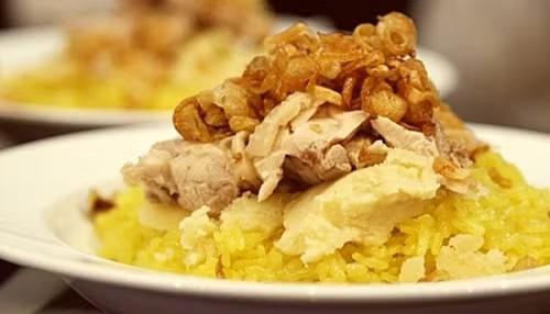 Xôi Phú Thượng. Chẳng ai biết rõ nghề nấu xôi có mặt ở đây từ bao giờ nhưng hầu như ở đây, nhà nào cũng làm nghề thổi xôi. Gạo nấu xôi là nếp cái hoa vàng chính hiệu; đỗ, lạc cũng phải đạt tiêu chuẩn, lá gói xôi là lá sen hoặc lá chuối được lau rửa cẩn thận. Xôi nấu xong dỡ ra thúng, dưới lót bọc mút, trên đậy vỉ cói, không quên ủ lá sen để xôi nóng, thơm mà không bị hấp hơi nước. Phú Thượng đã đem đến cho Hà Nội một thứ đặc sản mang đậm chất “chân quê”.