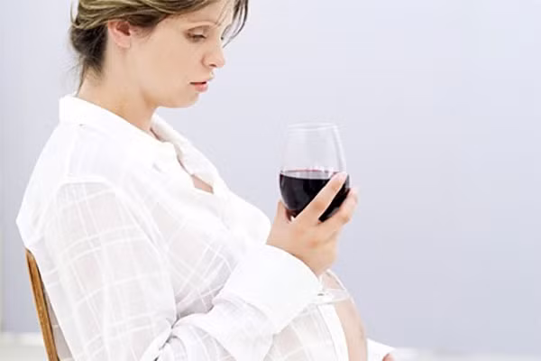 Uống rượu. Kiêng rượu bia hoàn toàn trong thai kỳ giúp ngăn ngừa hội chứng nhiễm rượu bào thai. Hội chứng này có thể ảnh hưởng đến trí tuệ và hành vi của bào thai, nặng có thể gây sẩy thai. Hiện chưa có giới hạn nào về lượng rượu phụ nữ mang thai có thể uống được. Vì vậy, bà bầu tuyệt đối tránh rượu bia trong suốt thai kỳ.