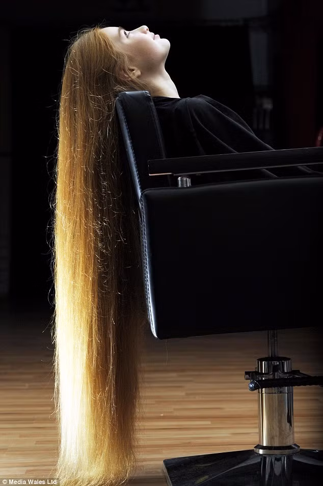 Chiêm ngưỡng mái tóc suôn muột của cô bé