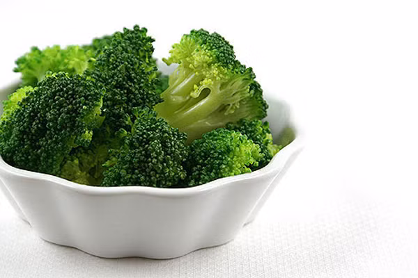 Những chất này cũng có trong dầu gan cá, gan động vật, thịt gà, lòng đỏ trứng, súp lơ xanh, cà rốt, rau mồng tơi… Những loại thực phẩm này có chứa nhiều Vitamin A và Beta – carotene, có tác dụng bảo vệ mắt rất tốt.