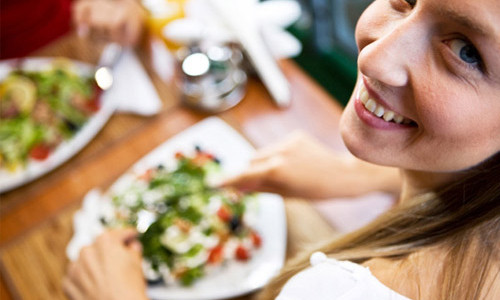 Ăn quá no sẽ nhanh già. Ă n quá no sẽ khiến tốc độ sinh trưởng của các tế bào gia tăng, dần dần sẽ dẫn tới sự xơ cứng các động mạch. Thời gian càng dài, các tế bào trong đại não sẽ bị thiếu hụt oxy và sẽ chết đi khiến tốc độ lão hóa xảy ra nhanh hơn.