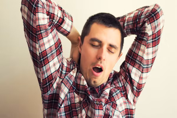 Cố gắng nghỉ ngơi sớm hơn một tiếng hoặc ngủ dậy muộn hơn một chút nếu có thể. Rất nhiều nghiên cứu đã chỉ ra rằng giấc ngủ đóng vai trò rất quan trọng trong việc giúp não bộ ghi nhớ thông tin. Nếu không nghỉ ngơi đủ thời gian cần thiết, bạn sẽ không thể tập trung và chú ý, điều đó ảnh hưởng đến khả năng học tập và ghi nhớ của bạn.