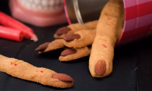 Nếu khéo tay và cầu kỳ hơn chút, các bạn có thể dùng màu thực phẩm, dùng mứt dâu trang trí phần dưới của “ngón tay”, quét thêm vào phần “móng tay” để hạnh nhân cố định hơn, dùng chổi quét một chút bột ca cao vào các đốt ngón tay, chiếc bánh ngón tay Halloween sẽ trở nên sống động và "rùng rợn" hơn.