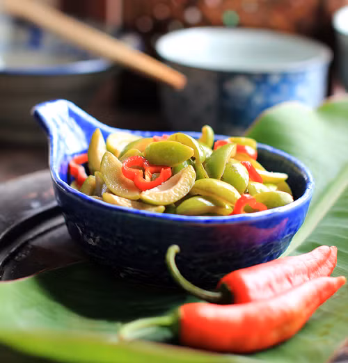 Trám dầm mắm ớt. Trám rửa sạch, dùng dao bổ trám làm 4, bỏ phần hạt, ngâm trám vào nước muối khoảng 30 phút để trám bớt chát và không bị thâm. Ngâm trám với nước mắm, tỏi, ớt, đường, chờ ngấm gia vị là ăn luôn được. Trám non hơi chua chua chát chát, ăn xong thì có vị ngọt bùi đọng lại nơi đầu lưỡi.