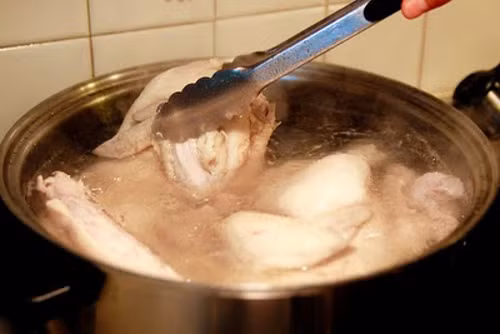 Thời gian hầm phù hợp. Thời gian hầm các loại nước dùng tùy thuộc vào từng loại nguyên liệu. Nước gà và lợn thường nấu 2- 3 giờ, nước hầm bò thì lâu hơn, từ 5- 8 giờ, nước hầm thủy sản không nên quá 45 phút nếu không sẽ đục và chua.