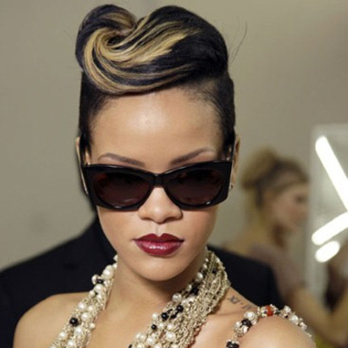 Style tóc hình ốc nón của Rihanna vô cùng kì dị.