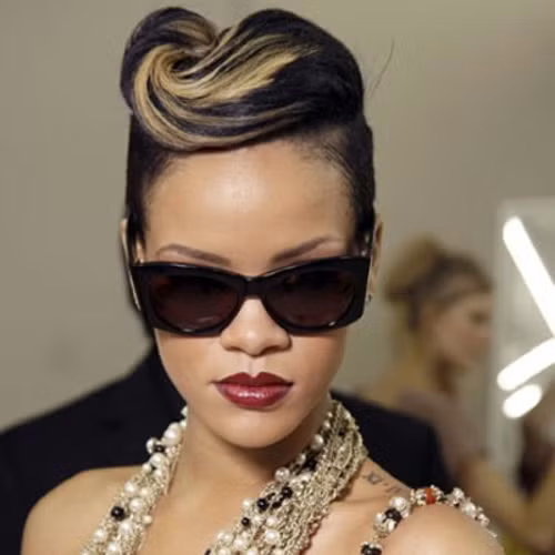 Style tóc hình ốc nón của Rihanna vô cùng kì dị.