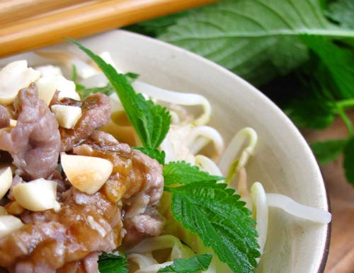 Phở trộn sốt me. Món phở trộn sốt me có vị thơm hấp dẫn, bánh phở giữ nguyên được độ dai mà không bị ngấy như phở xào. Sau khi phi thơm tỏi với 1 thìa bơ nhỏ rồi đổ nước me đã lọc vào. Khi nước sốt sôi được khoảng 1 phút thì tắt bếp và cho nhanh bánh phở vào trộn đều. Sau đó, xào chín thịt bò. Cho một ít giá luộc vào bát rùi cho tiếp phở đã trộn, rau kinh giới, thịt bò xào lên trên là xong.